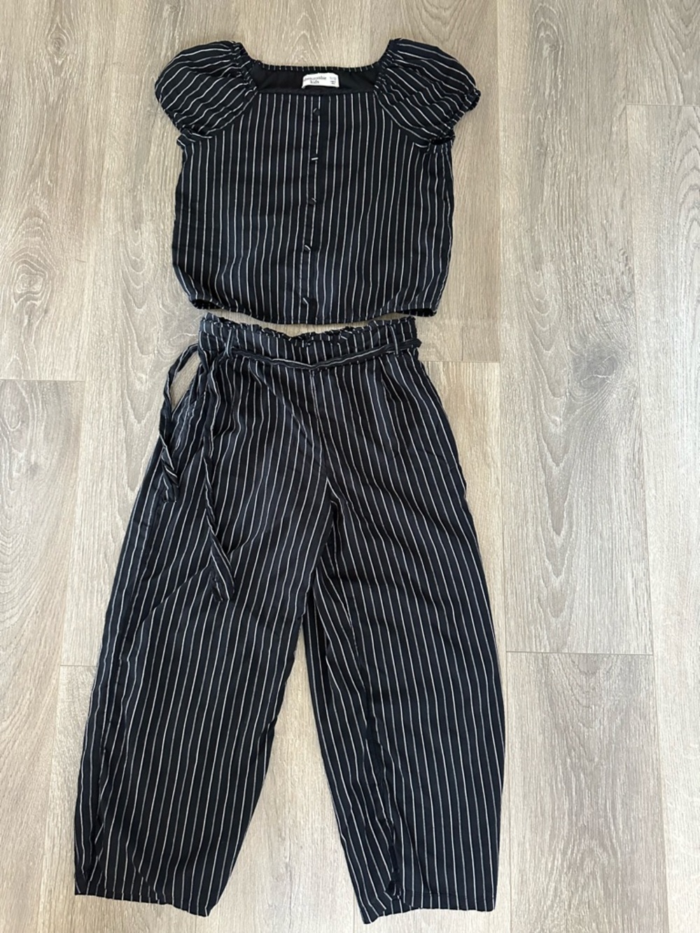 abercrombie kids Black & White Pinstripe matching set. Size 11/12 kids.